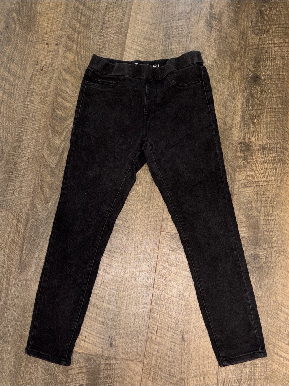 Tahari Black Women’s Pull-On Stretch Slim Jeans